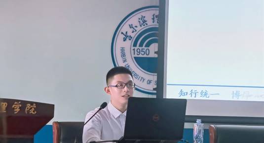 电脑前坐着男人描述已自动生成